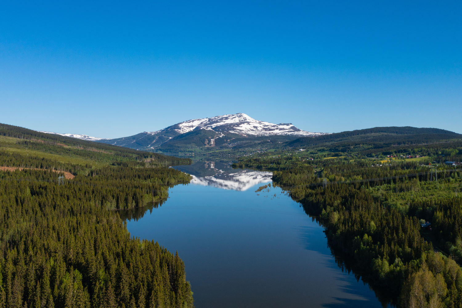 a view of Mount Åreskutan on a clear day