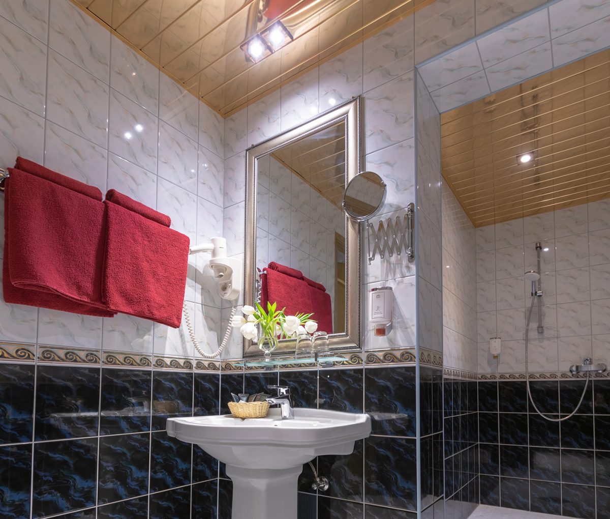 Estonia - Hansa Hotel suite 'king' bathroom